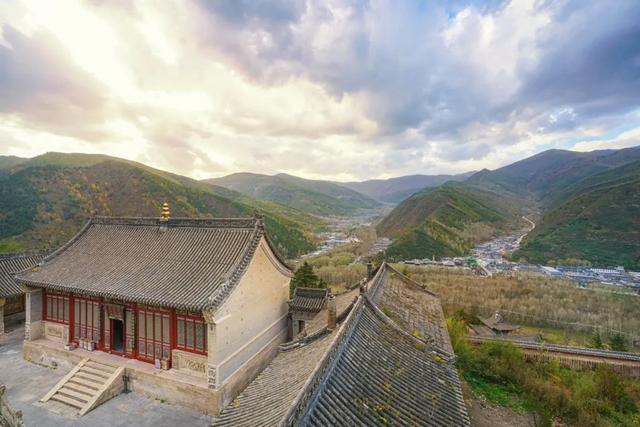 震撼！夫妻俩冲破重重障碍朝拜五台山，竟得遇奇怪算命人，几句话