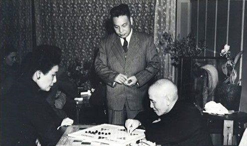 1949年蒋介石下野后请老和尚算命，和尚一番话后，老蒋浑身颤抖！