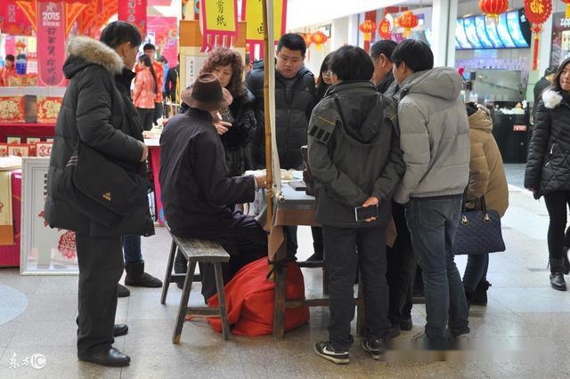 母亲去世一年，算命先生却说我双亲都在，几月后父亲竟领来一女人