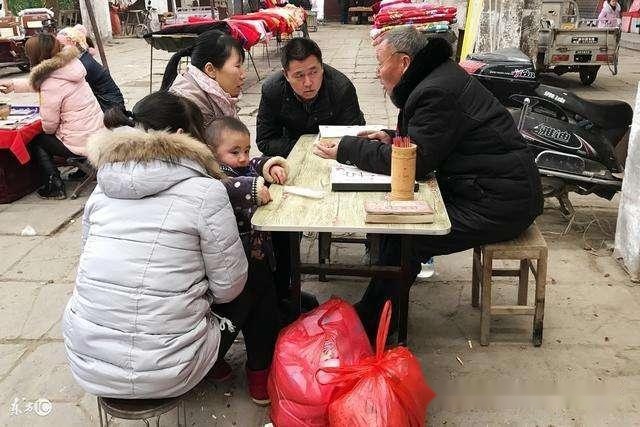 女儿吵架赌气，妈妈找不到人，算命的说：在你家附近快去救她