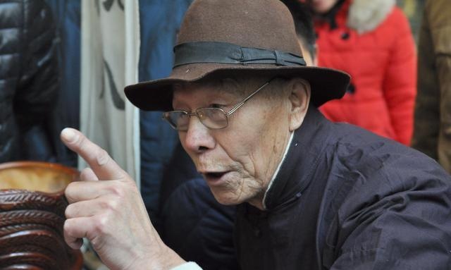 含辛茹苦养活儿子，毕业后却五年未回家门，算命先生：早点去看他