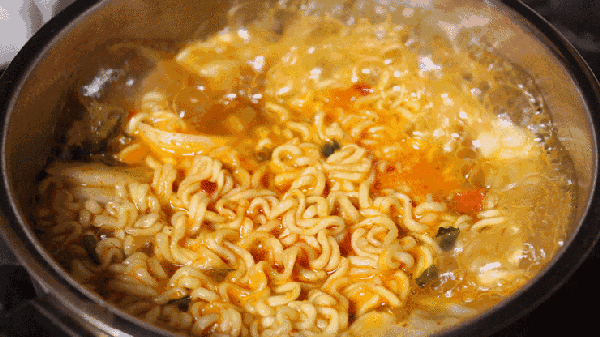 疫情期间囤泡面等于囤黄金