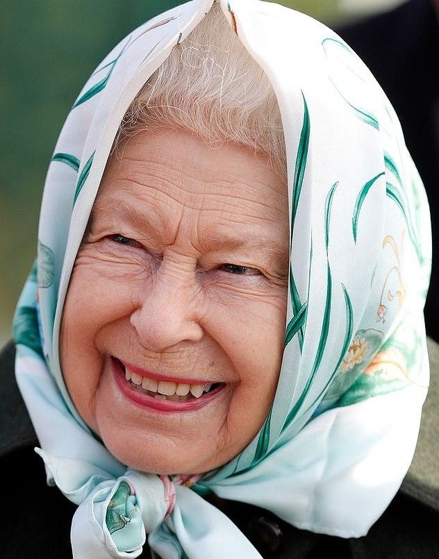 93岁英女王罕见穿斗篷大衣 黑斗篷配花头巾太可爱 老奶奶超爱美